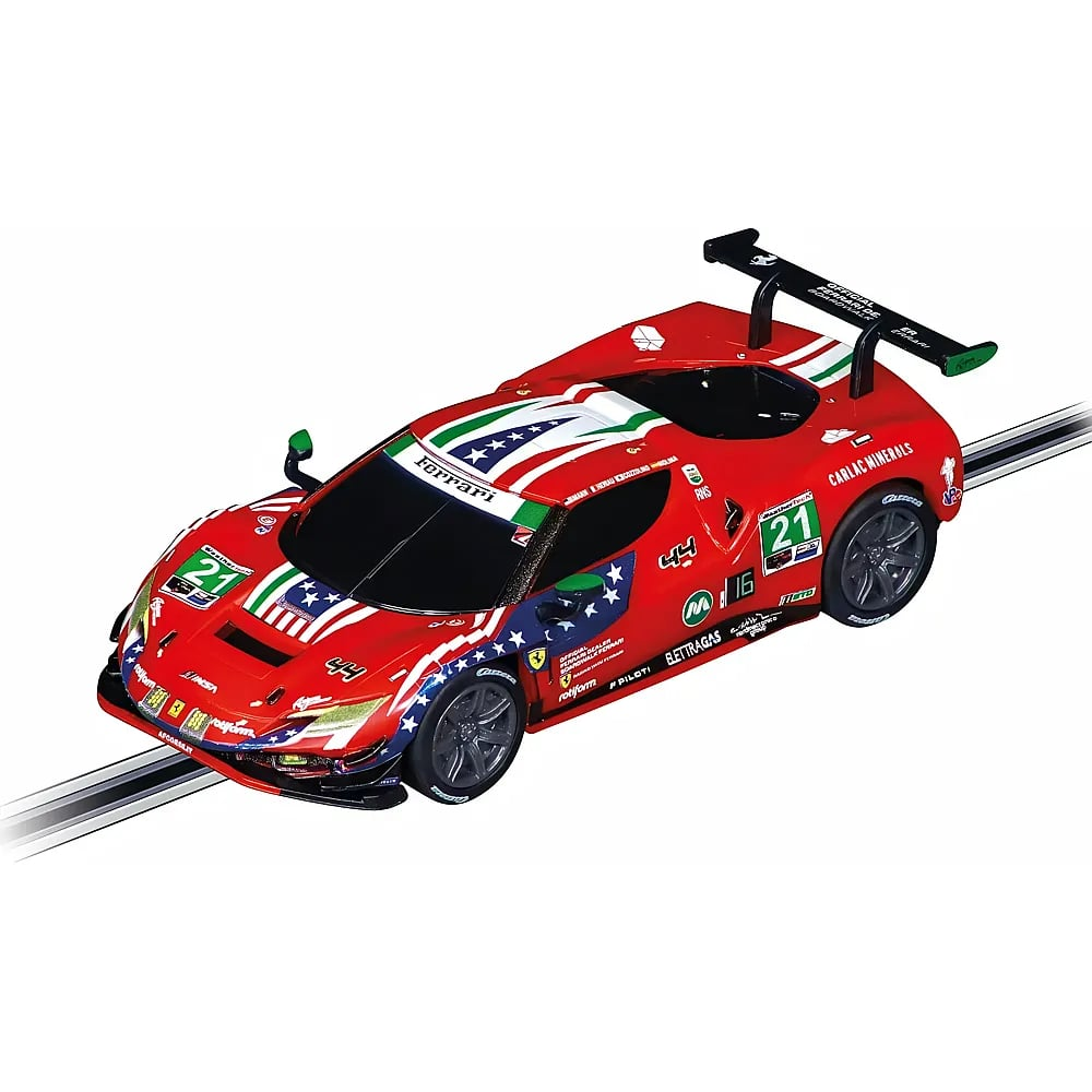 Ein rotes Ferrari-Slotcar mit amerikanischer Flagge und Sponsorenlogos steht auf einer Rennbahn.