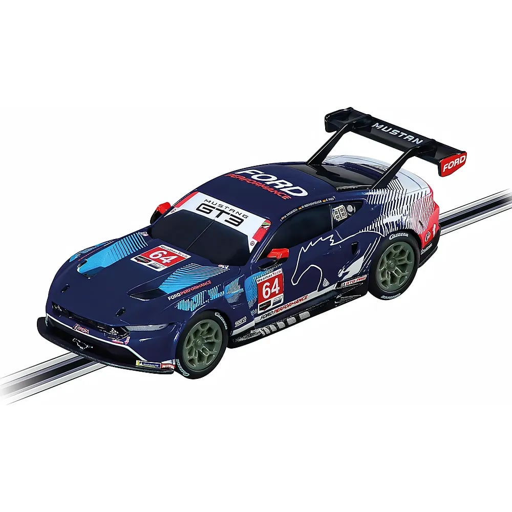 Ein blau-weißes Ford Mustang GT3 Slotcar mit der Nummer 64 auf einer Bahn vor weißem Hintergrund.