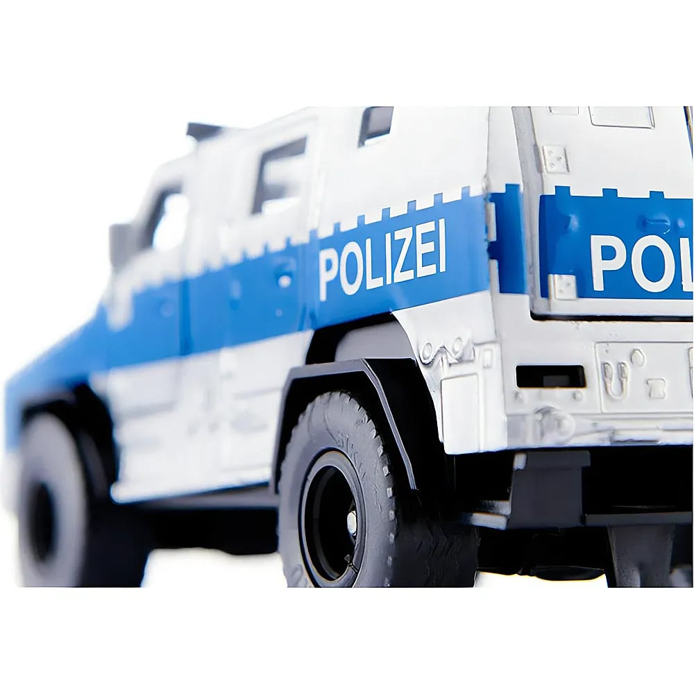 Nahaufnahme eines weiß-blauen deutschen Polizeipanzerwagens vor schlichtem weißem Hintergrund.
