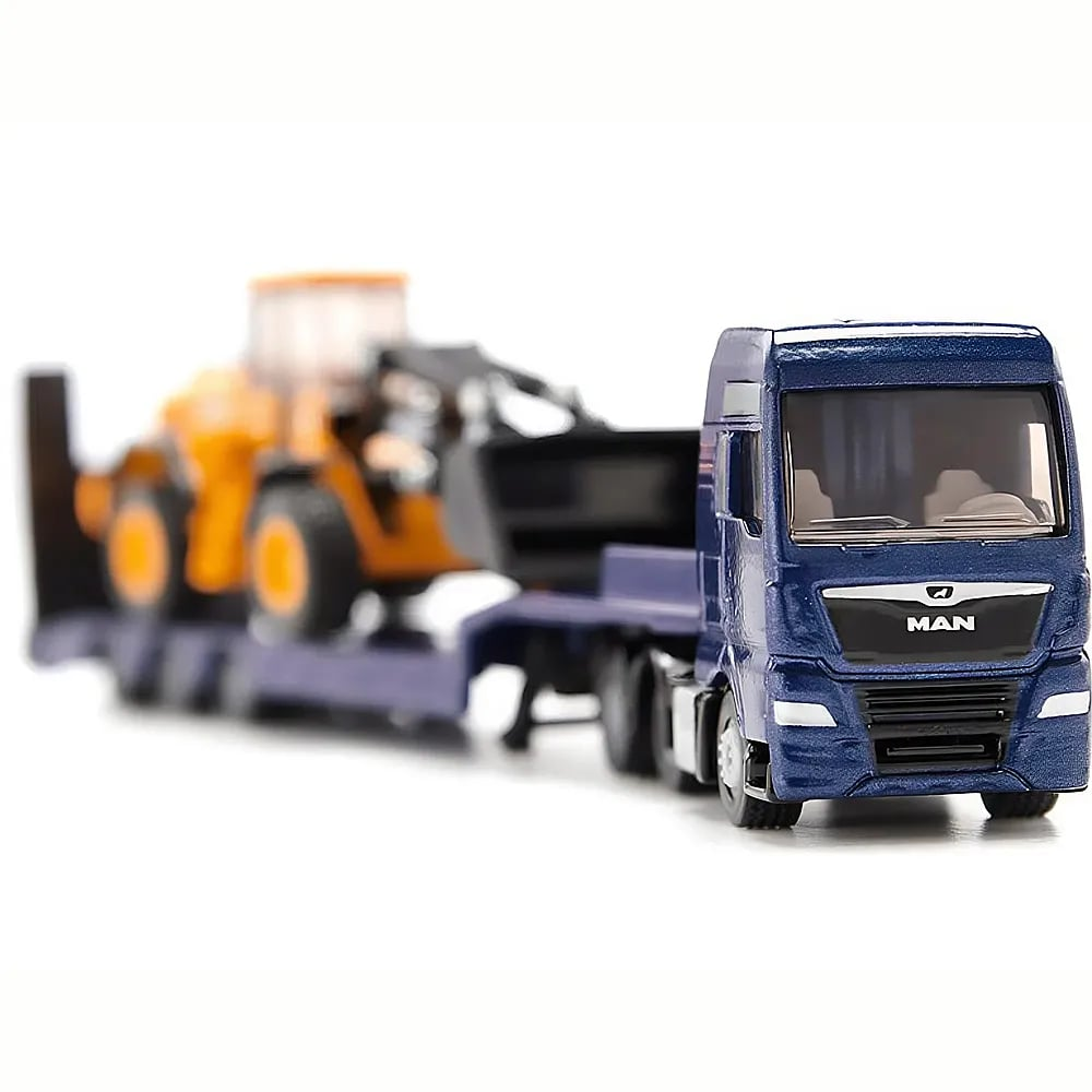 Ein blauer MAN-LKW transportiert einen gelben Radlader auf dem Anhänger vor weißem Hintergrund.