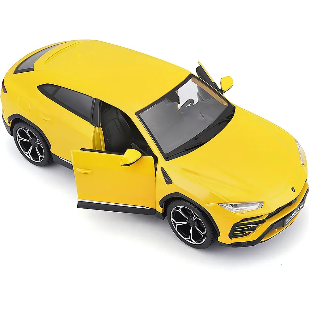 Un SUV modèle jaune se trouve sur un fond blanc avec ses portes avant ouvertes.