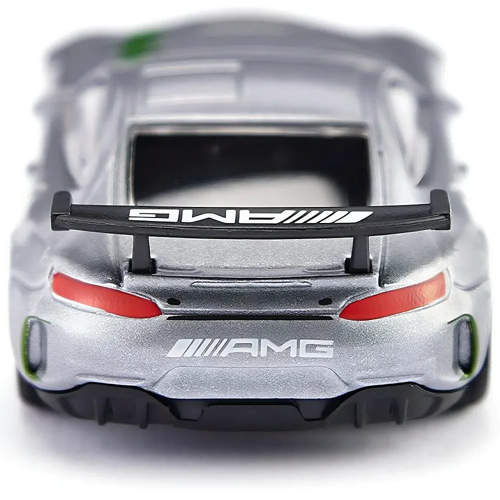 Rückansicht eines silbernen AMG-Spielzeugautos mit großem schwarzen Heckflügel und AMG-Logo auf weißem Grund.