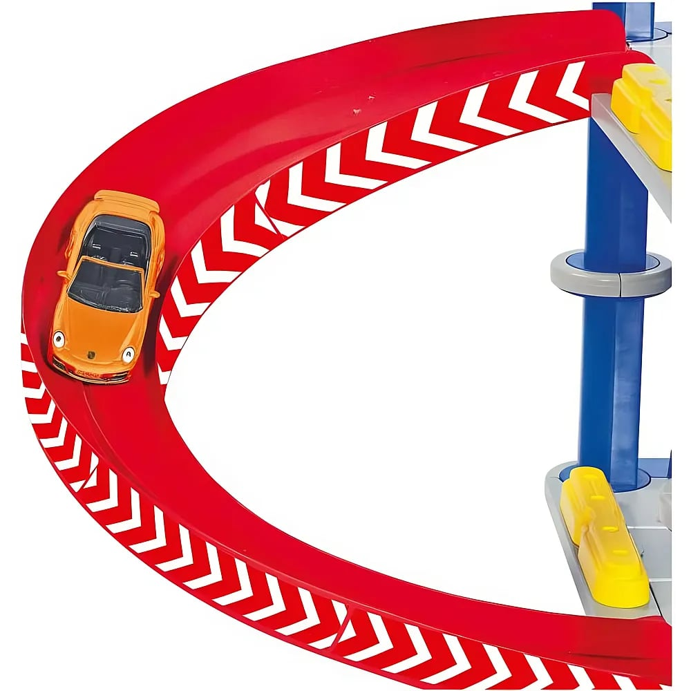 Ein orangefarbenes Spielzeugauto fährt auf einer roten, gewölbten Rennstrecke mit weißen Pfeilen.