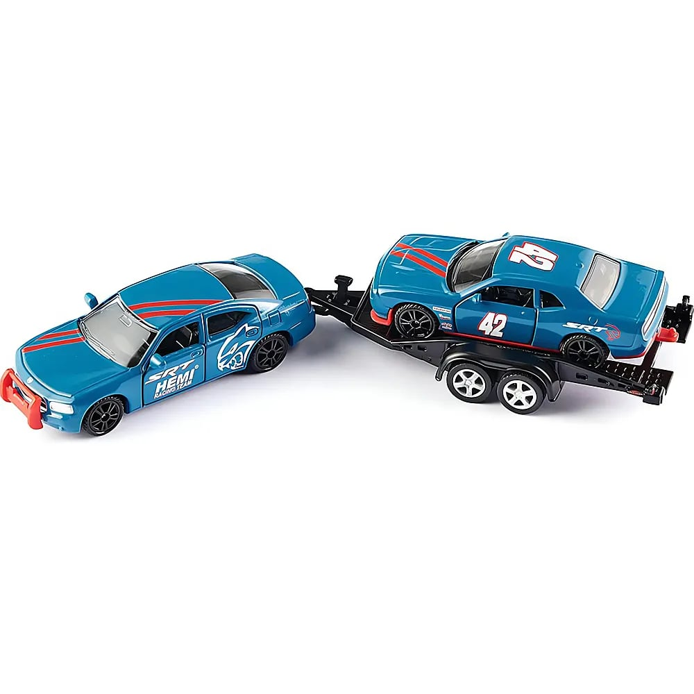 Ein blaues Spielzeugauto zieht einen Anhänger, auf dem ein weiteres blaues Rennauto mit der Nummer 42 steht.