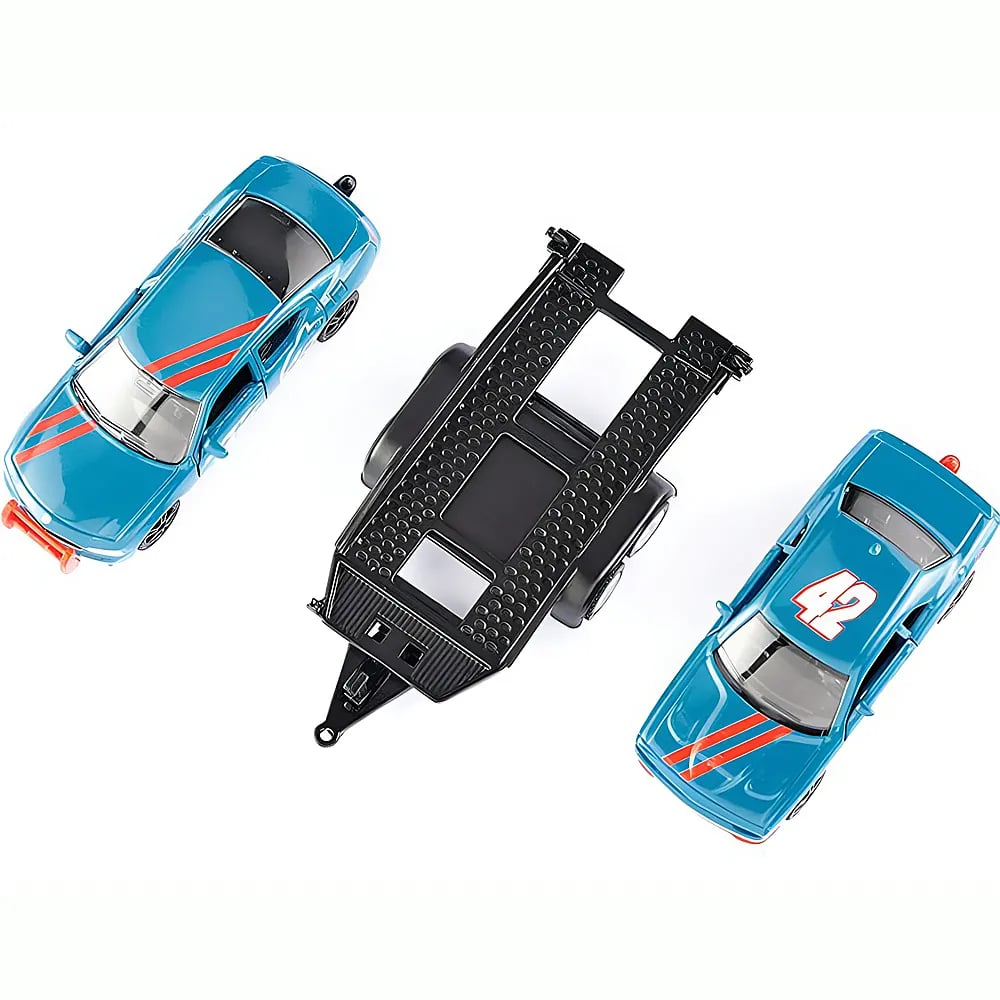 Zwei blaue Spielzeugautos mit roten Streifen und ein schwarzer Anhänger auf weißem Grund.