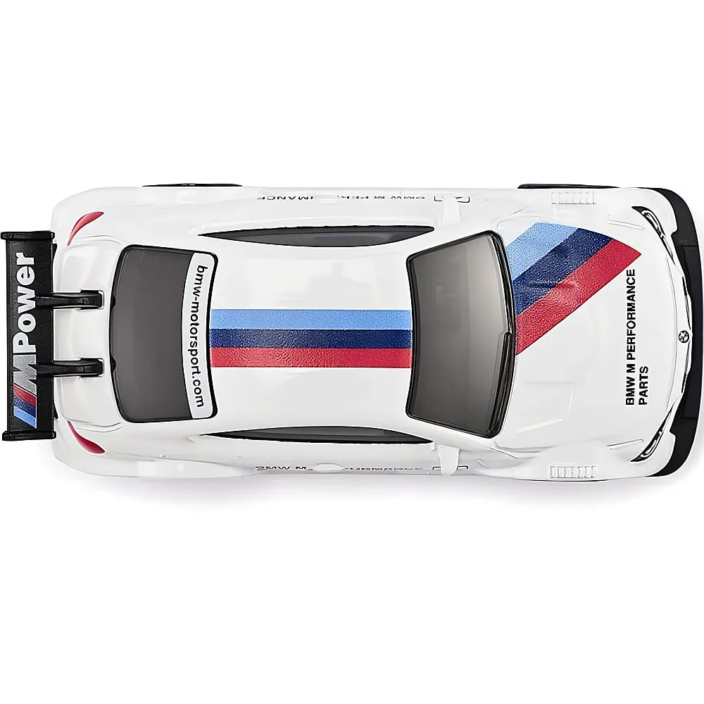 Draufsicht auf ein weißes Spielzeug-Rennauto mit BMW Motorsport-Branding und Rennstreifen.
