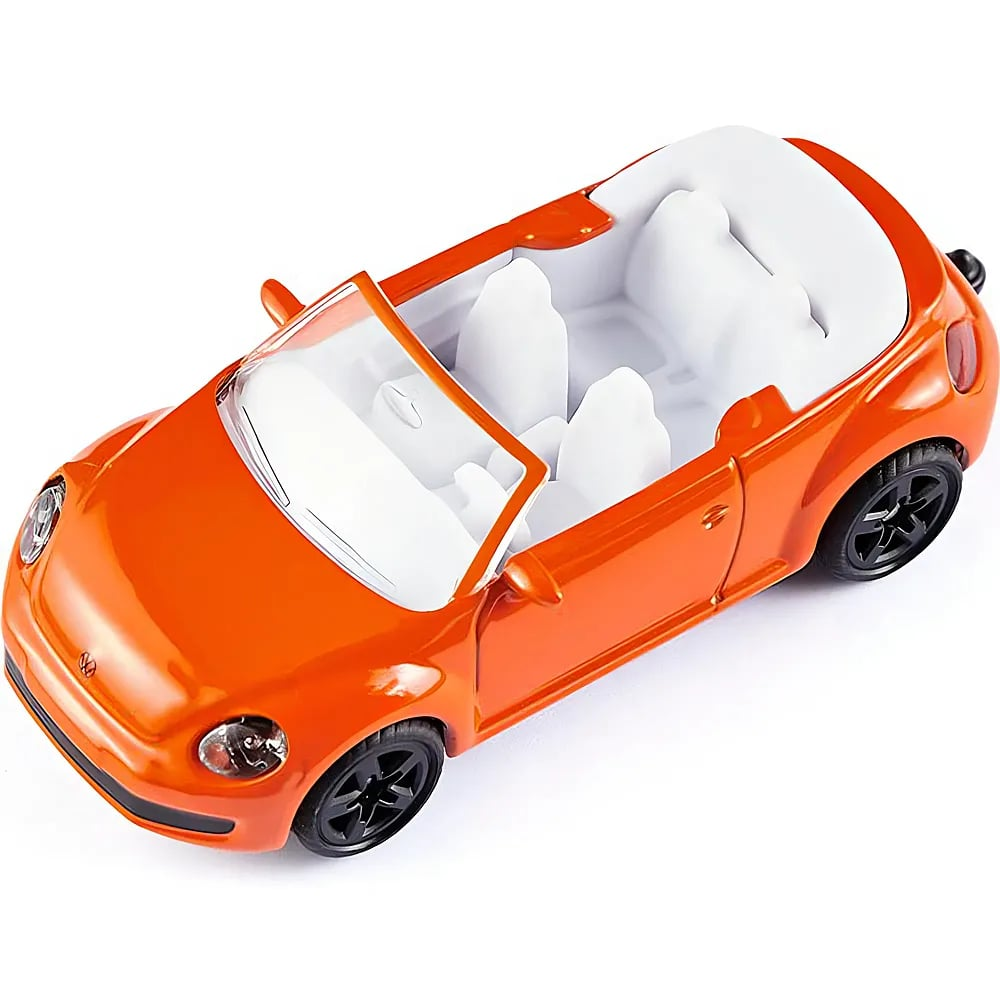 Ein orangefarbenes Spielzeug-Cabrio mit weißem Innenraum und schwarzen Rädern auf weißem Hintergrund.