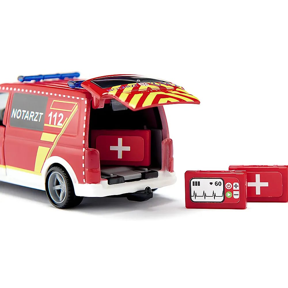 Ein rotes Notarzt-Spielzeugauto mit offener Heckklappe und medizinischer Ausrüstung draußen.