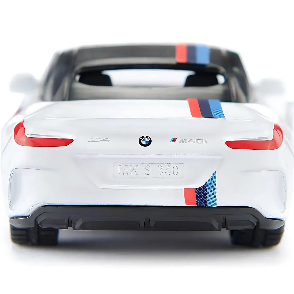 Rückansicht eines weißen BMW Z4 M40i Modellautos mit M-Streifen auf weißem Hintergrund.