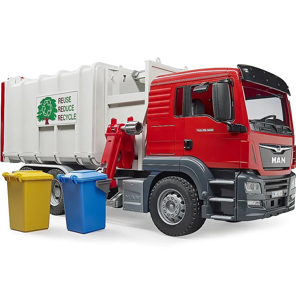 Un camión de basura MAN rojo y blanco con contenedores azules y amarillos.