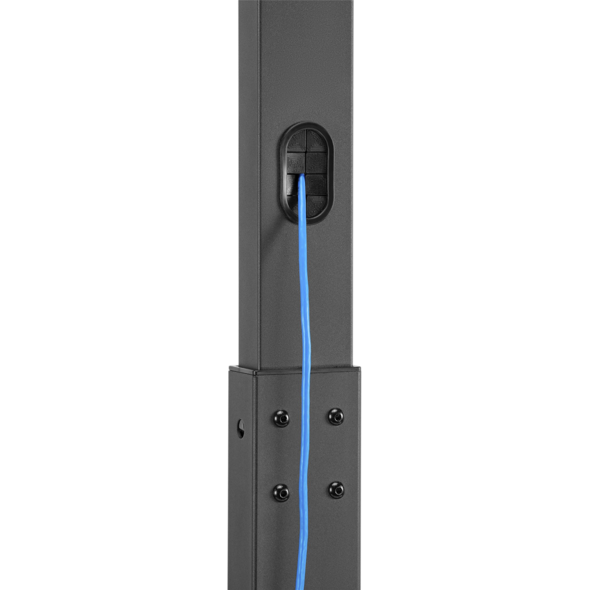 Ein blaues Kabel verläuft durch eine ovale Öffnung in einem grauen Metallpfosten.