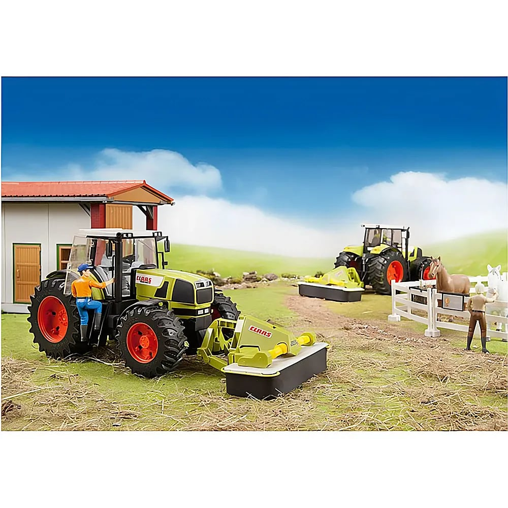Spielzeugtraktoren mit Mähwerken auf einer Farm mit Scheune, Pferden und Figuren.