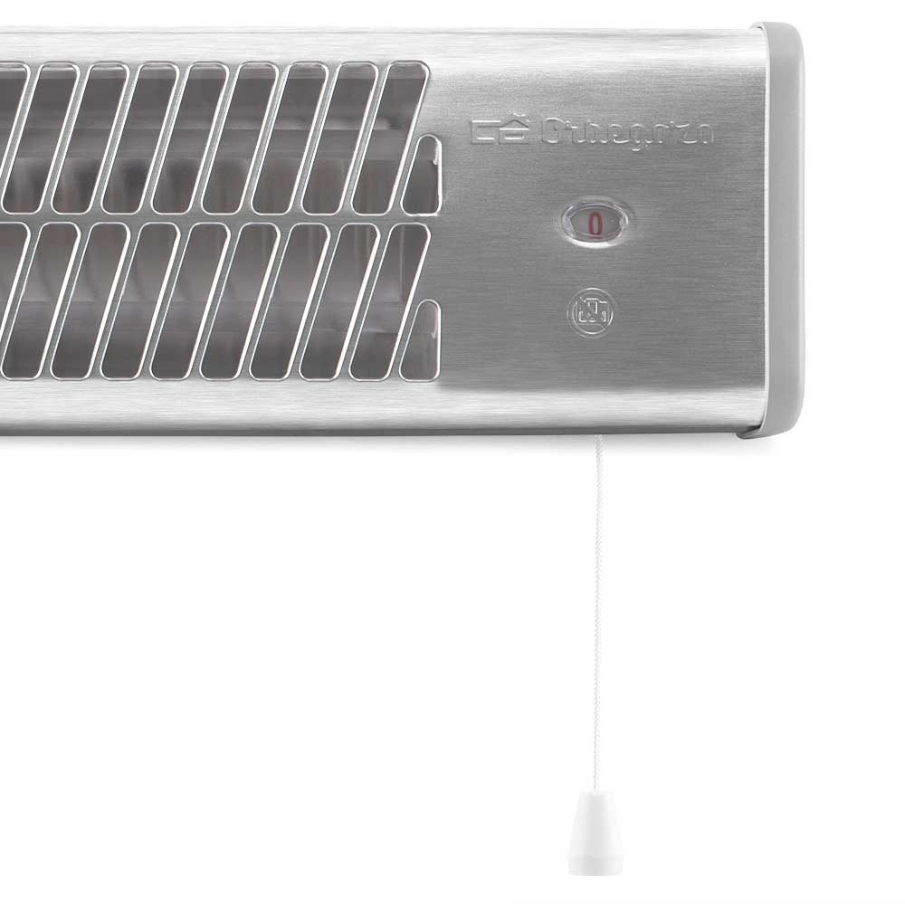 Calefactor plateado Orbegozo con ranuras de ventilación, un interruptor y un tirador.