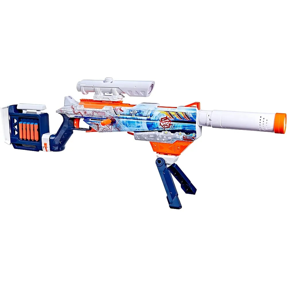 Ein weiß-blau-orangefarbenes Spielzeug-Gewehr mit Zielfernrohr, Zweibein und Ersatzpfeilen im Schaft.