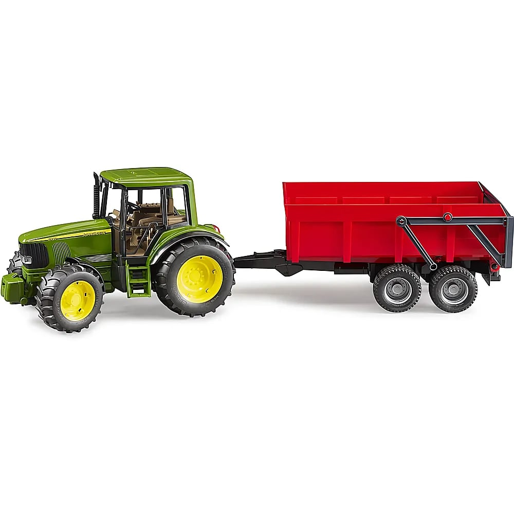 Ein grüner Traktor zieht einen großen roten Anhänger mit vier Rädern vor einem weißen Hintergrund.