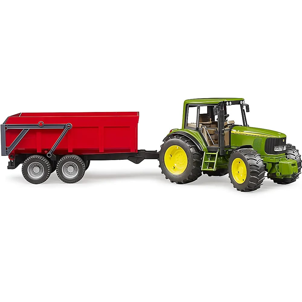 Ein grüner Traktor mit gelben Felgen zieht einen großen roten Anhänger auf einem weißen Hintergrund.