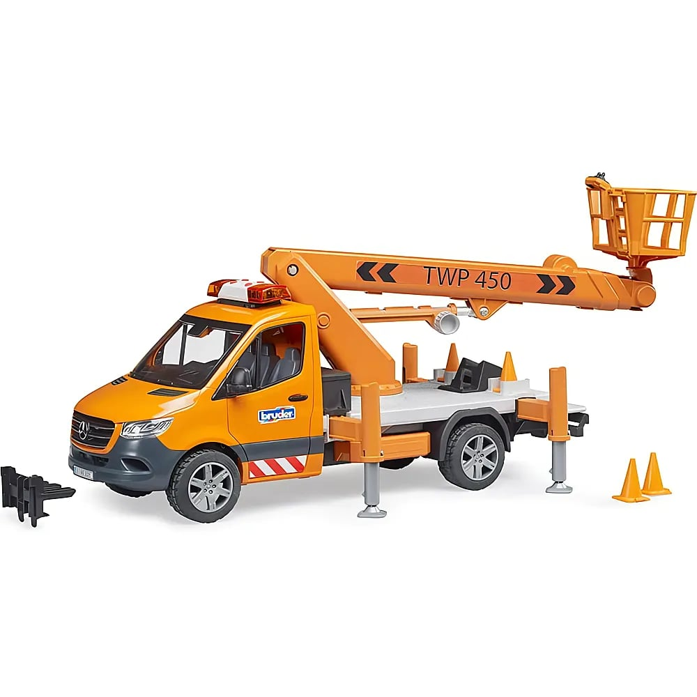 Ein orangen- und weißer Spielzeug-Lkw mit Kranarm und Stützbeinen steht auf weißem Hintergrund.