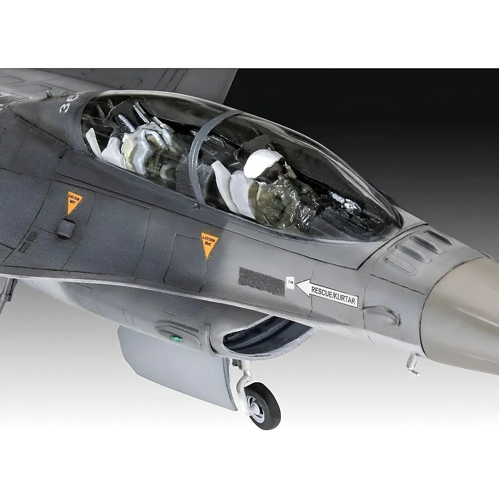 Modell eines grauen Kampfjets mit Piloten im Cockpit, Vorderrad und Aufschriften.