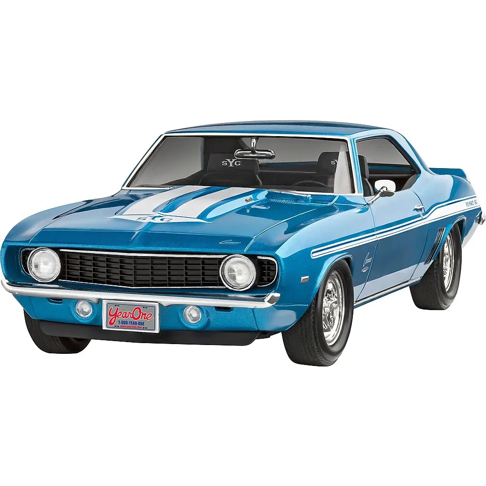 Ein blauer klassischer Chevrolet Camaro mit weißen Rennstreifen auf einer weißen Hintergrund.