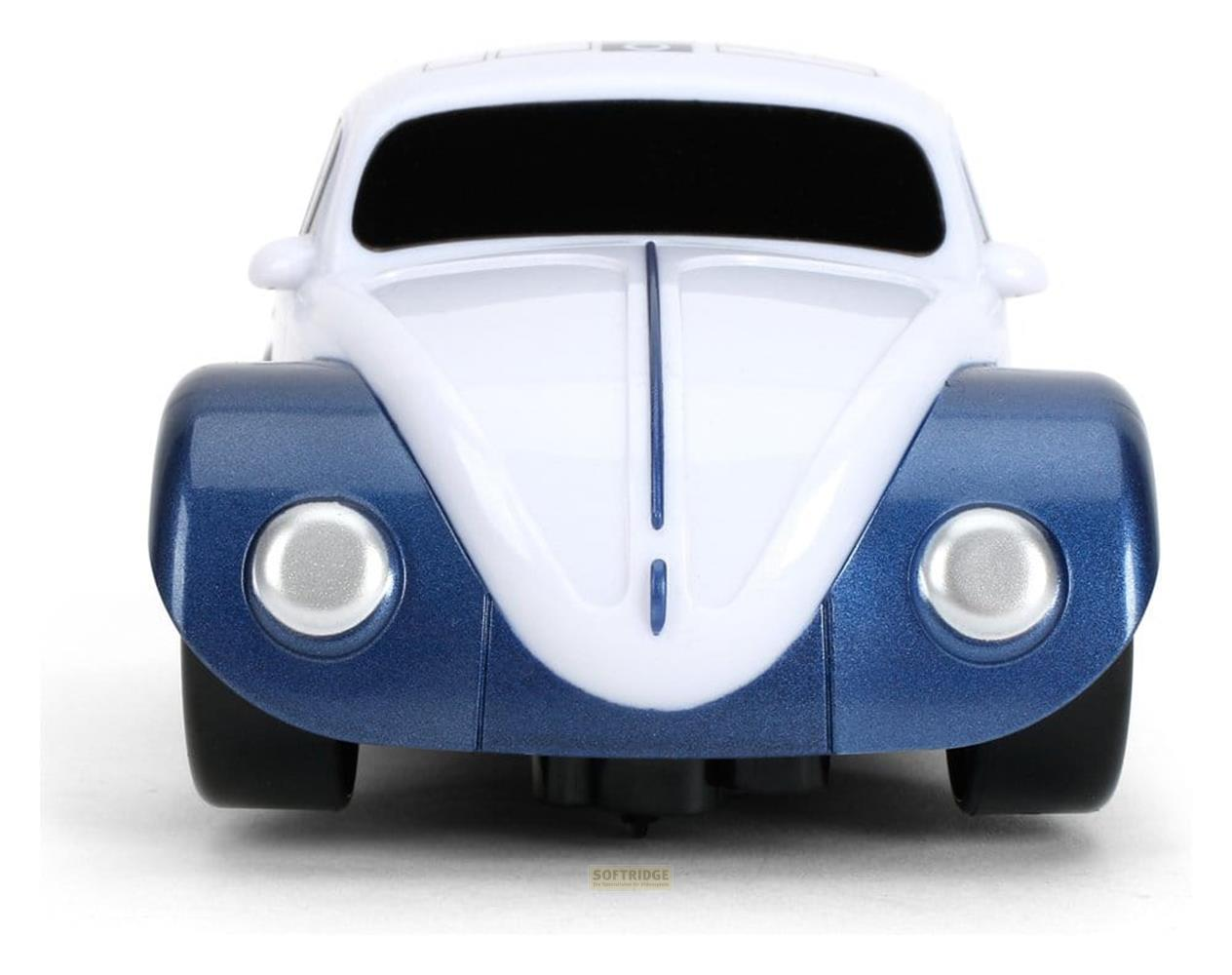 Ein weiß-blaues Spielzeugauto von vorne auf weißem Hintergrund.