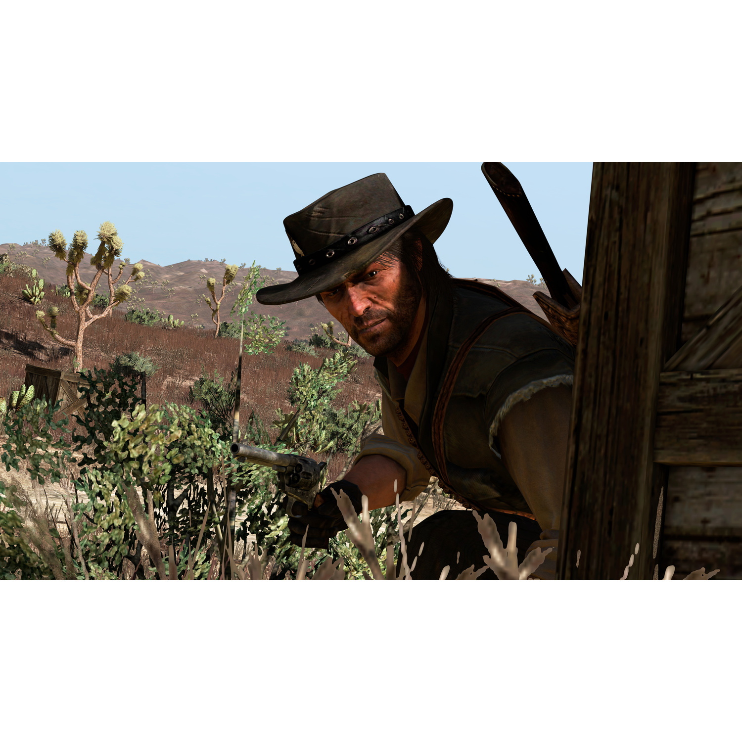 Un cowboy con cappello e pistola accovacciato dietro un edificio di legno in un deserto con cactus.