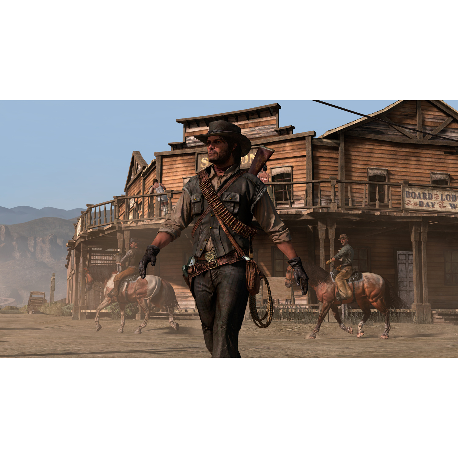 Un cowboy con abiti scuri e cappello cammina davanti a un saloon di legno, con cavalieri sullo sfondo.