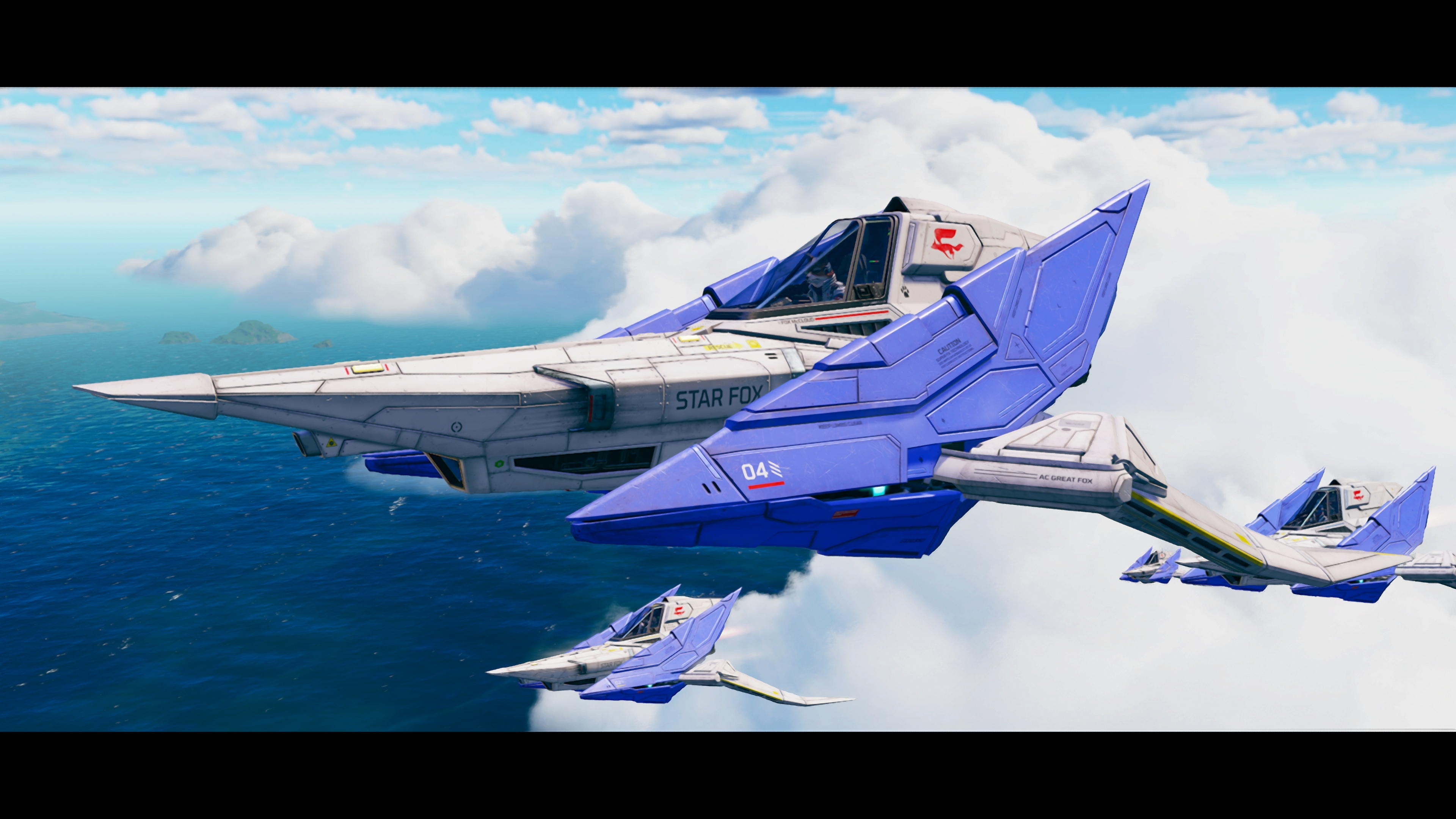 Astronavi Star Fox blu e bianche volano in formazione sopra un oceano blu e nuvole.