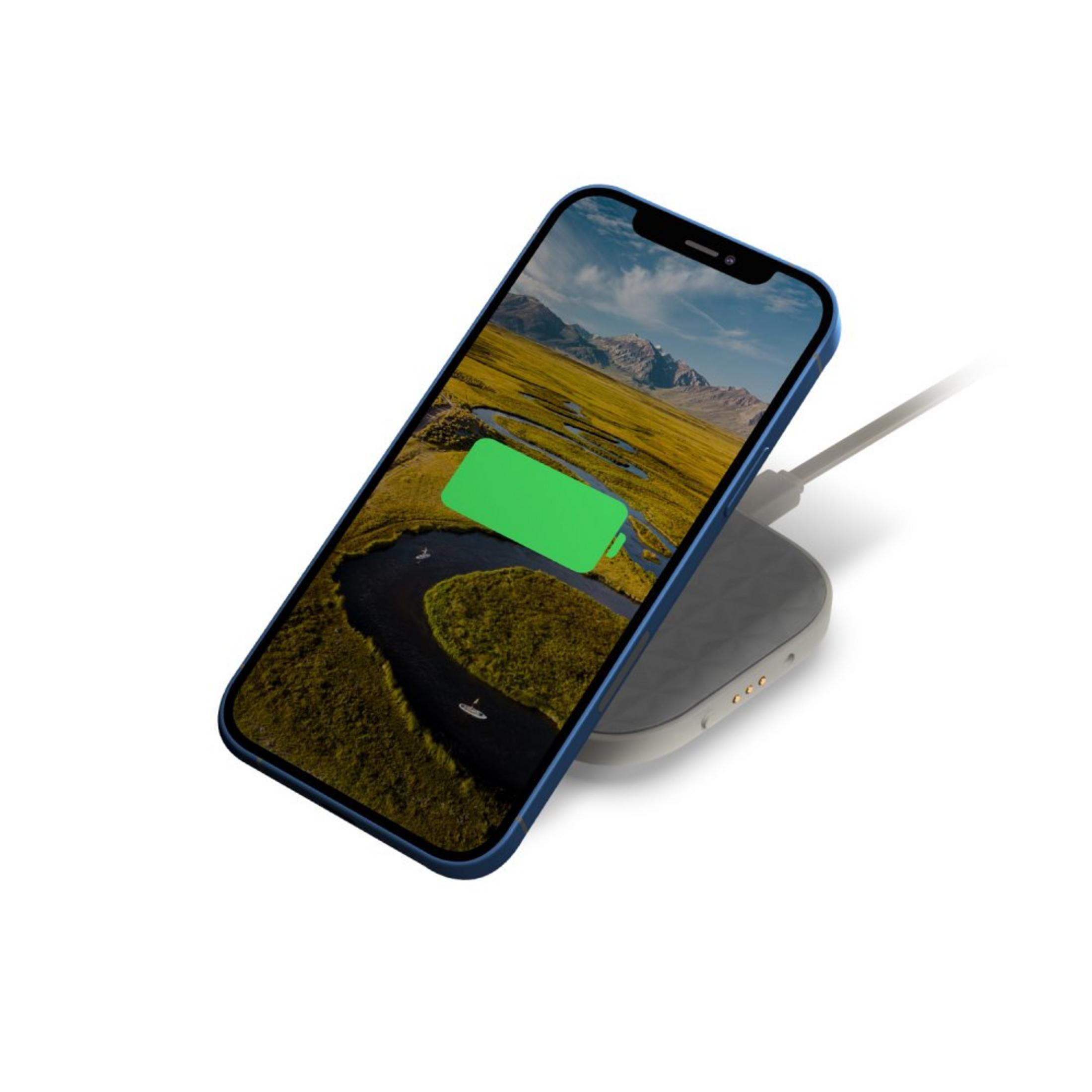 Ein blaues Smartphone lädt drahtlos auf einem Ladepad, mit einer grünen Batterieanzeige auf dem Bildschirm.