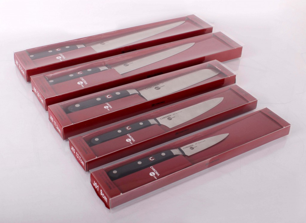 Fünf Messer in rot-weißen Verpackungen liegen schräg auf einer weißen Oberfläche.