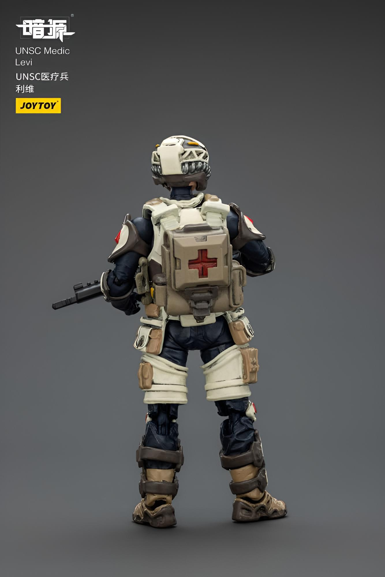 Rückansicht einer UNSC Medic Levi Actionfigur in weiß-blauer Rüstung mit einem Sanitätsrucksack.