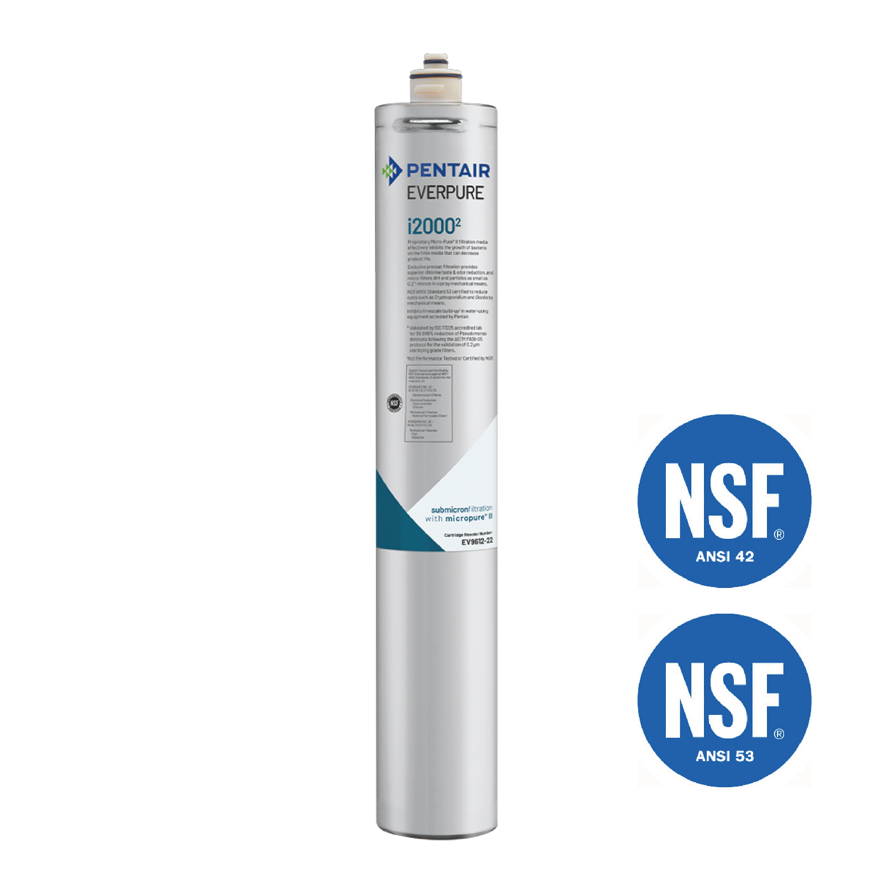 Ein Pentair Everpure i20002 Wasserfilter mit zwei blauen NSF-Zertifizierungssiegeln daneben auf weißem Hintergrund.
