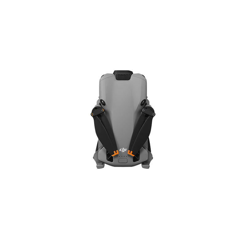 Un drone DJI grigio con bracci neri piegati su sfondo bianco.
