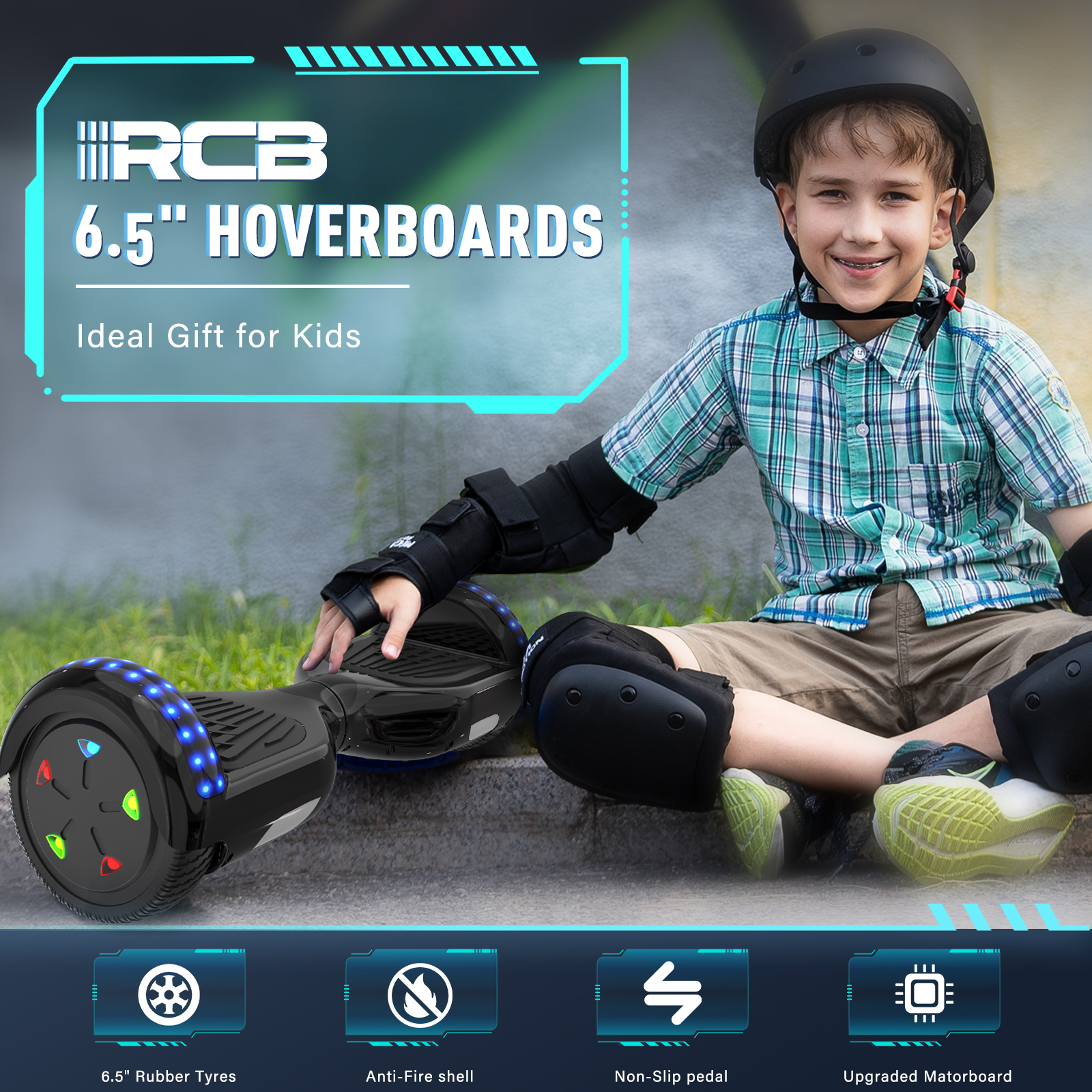 Ein Junge mit Helm und Schutzkleidung sitzt neben einem schwarzen Hoverboard mit blauen Lichtern.