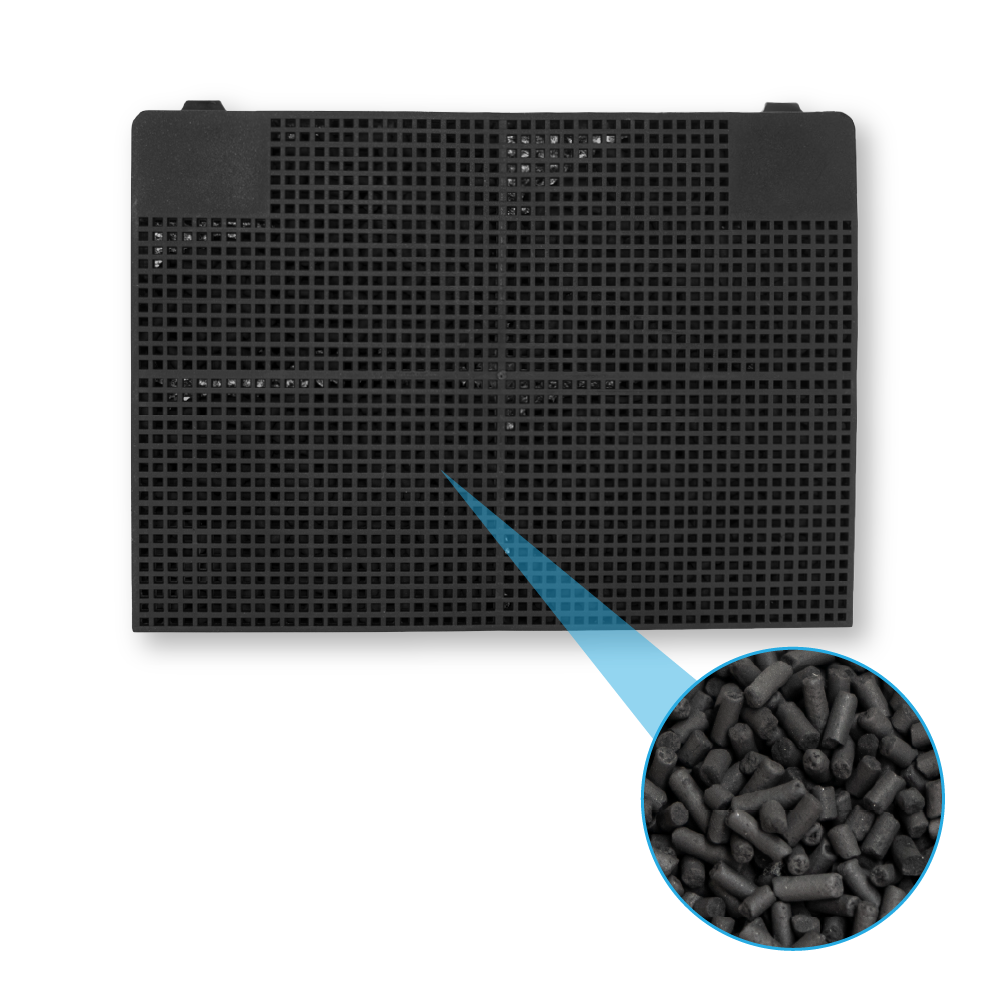 Schwarzer Aktivkohlefilter mit einem Ausschnitt, der kleine Kohlepellets zeigt.