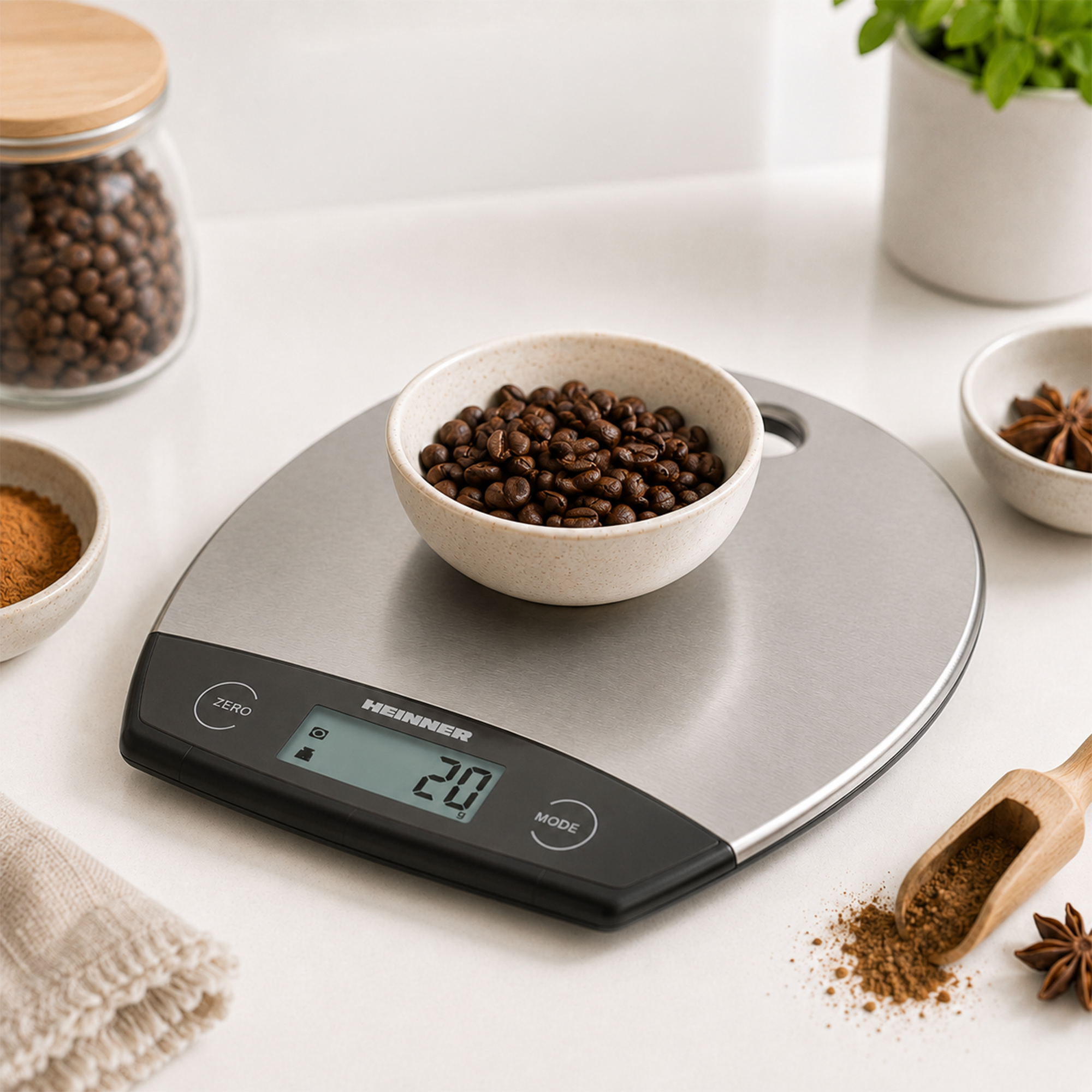 Eine Kaffeebohnenschale auf einer Heinner-Küchenwaage mit digitalem Display und 20 Gramm Anzeige.