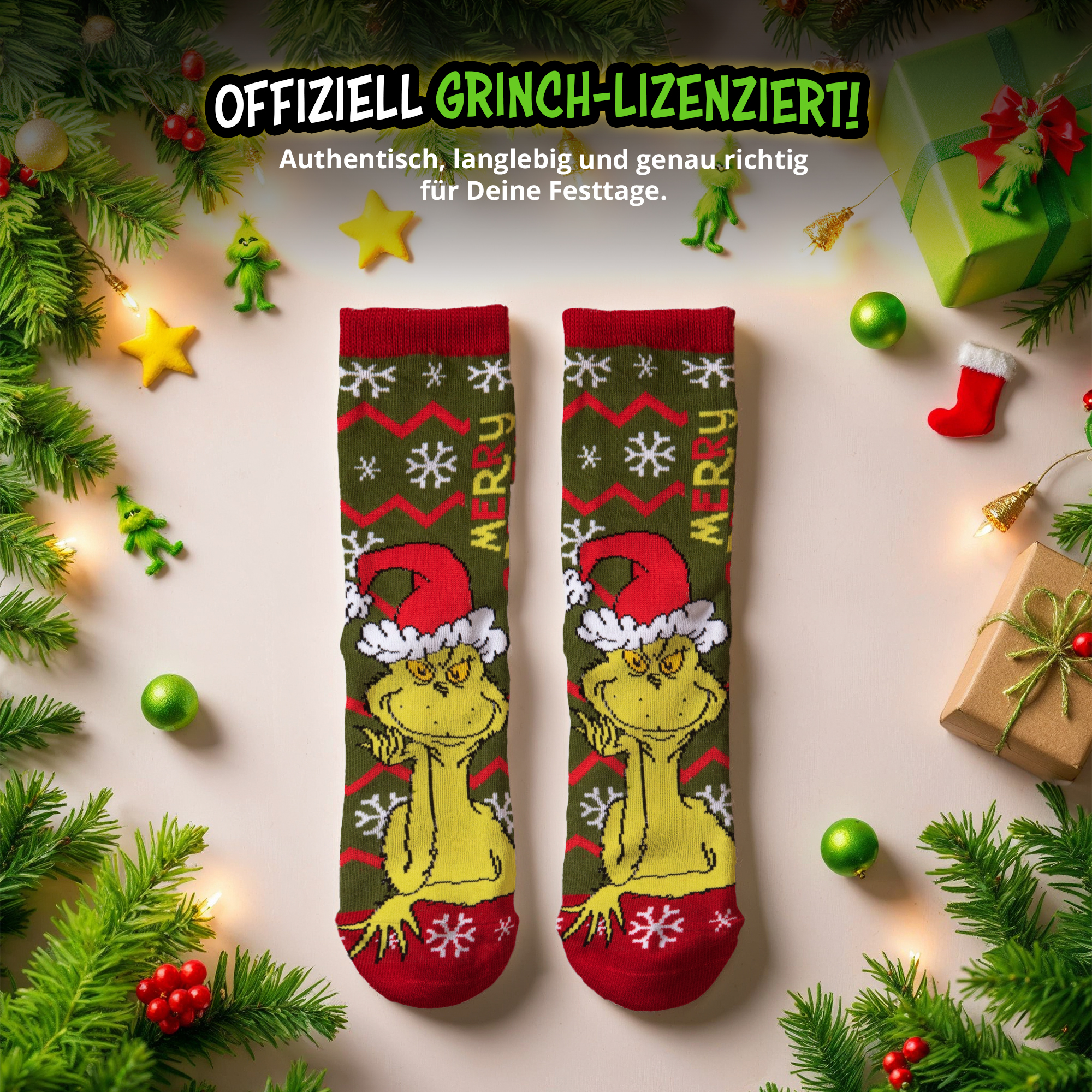 Grüne Weihnachtssocken mit Grinch-Motiv, umgeben von Tannengrün, Geschenken und Lichtern.