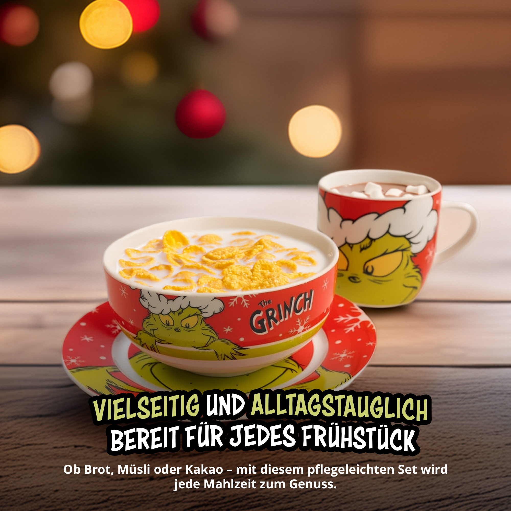 Grinch Müslischale und Tasse mit Kakao auf Holztisch vor verschwommenem Weihnachtsbaum.