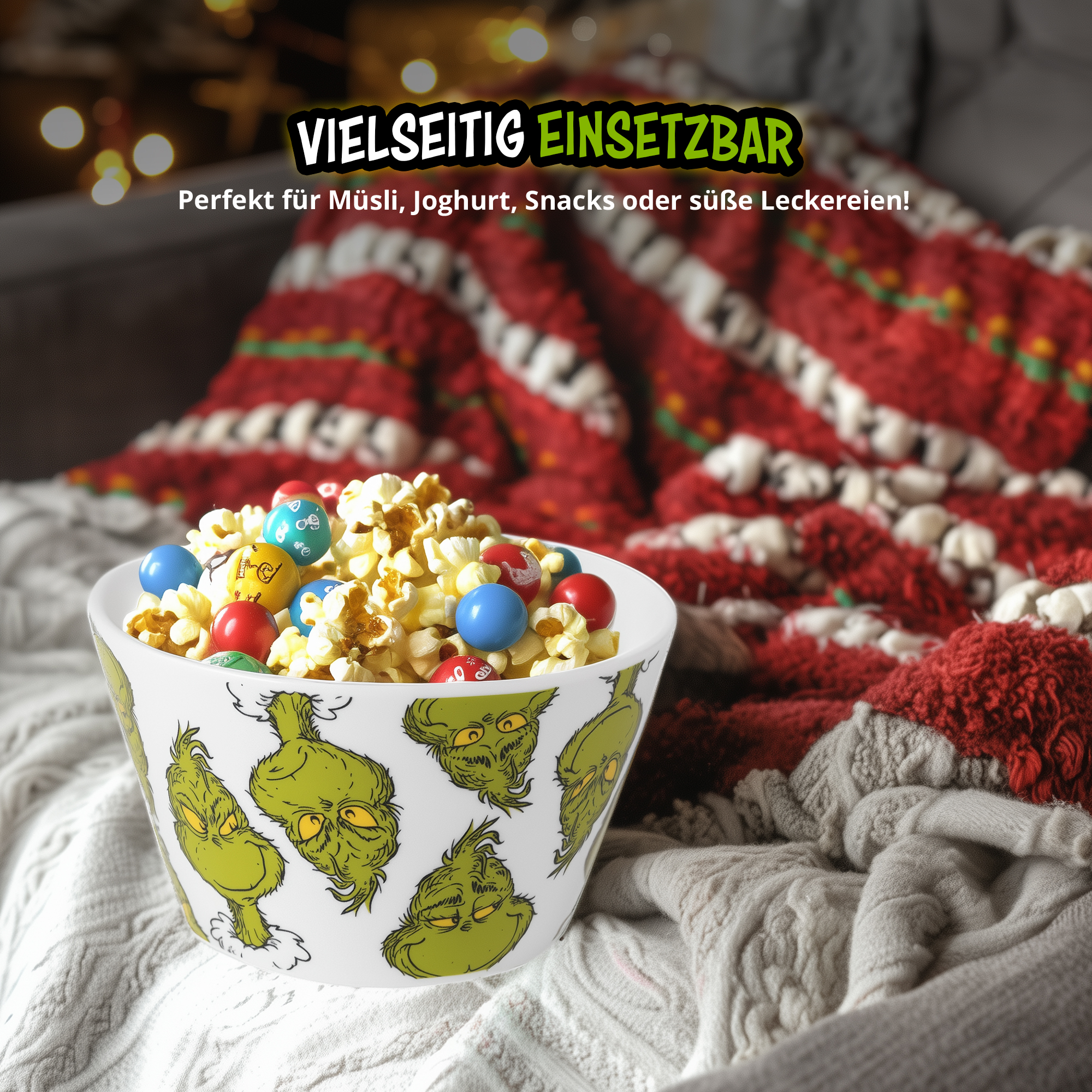 Grinch-Müsli-Schüssel gefüllt mit Popcorn und bunten Schokolinsen auf einer gemütlichen Decke.