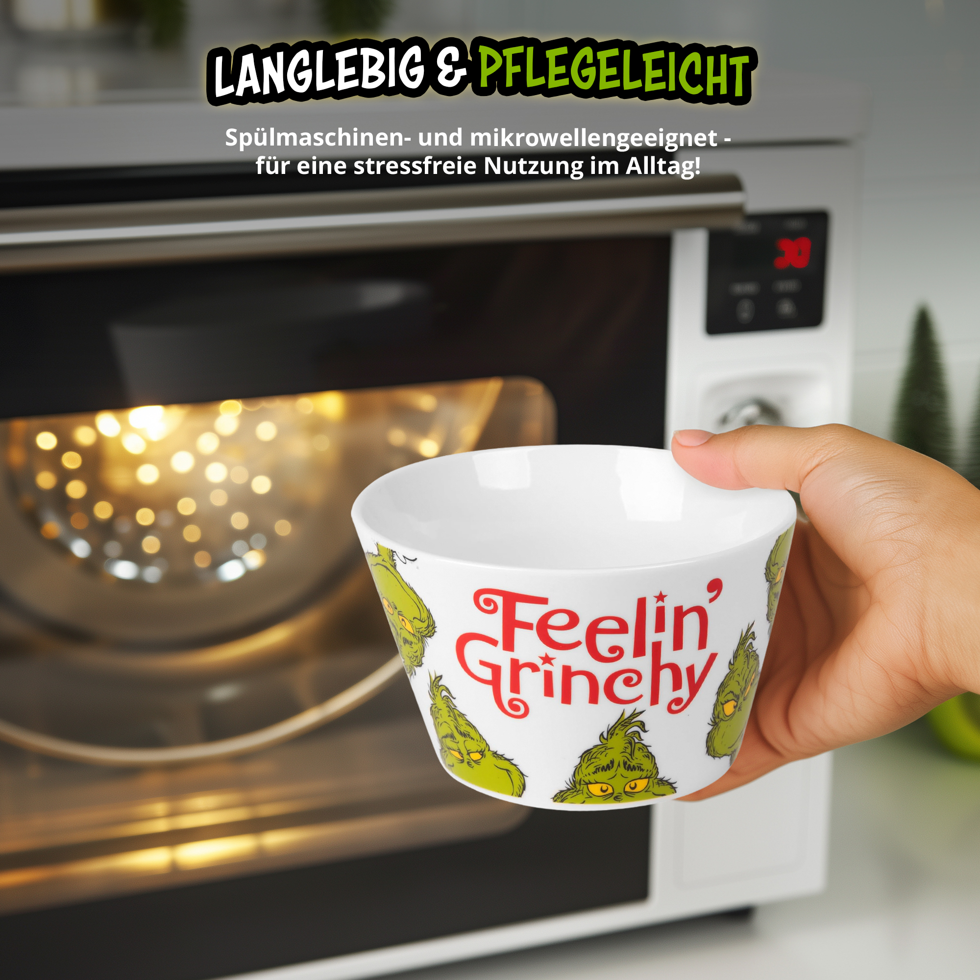 Hand hält eine Schüssel mit Grinch-Motiv vor eine Mikrowelle mit Text darüber.