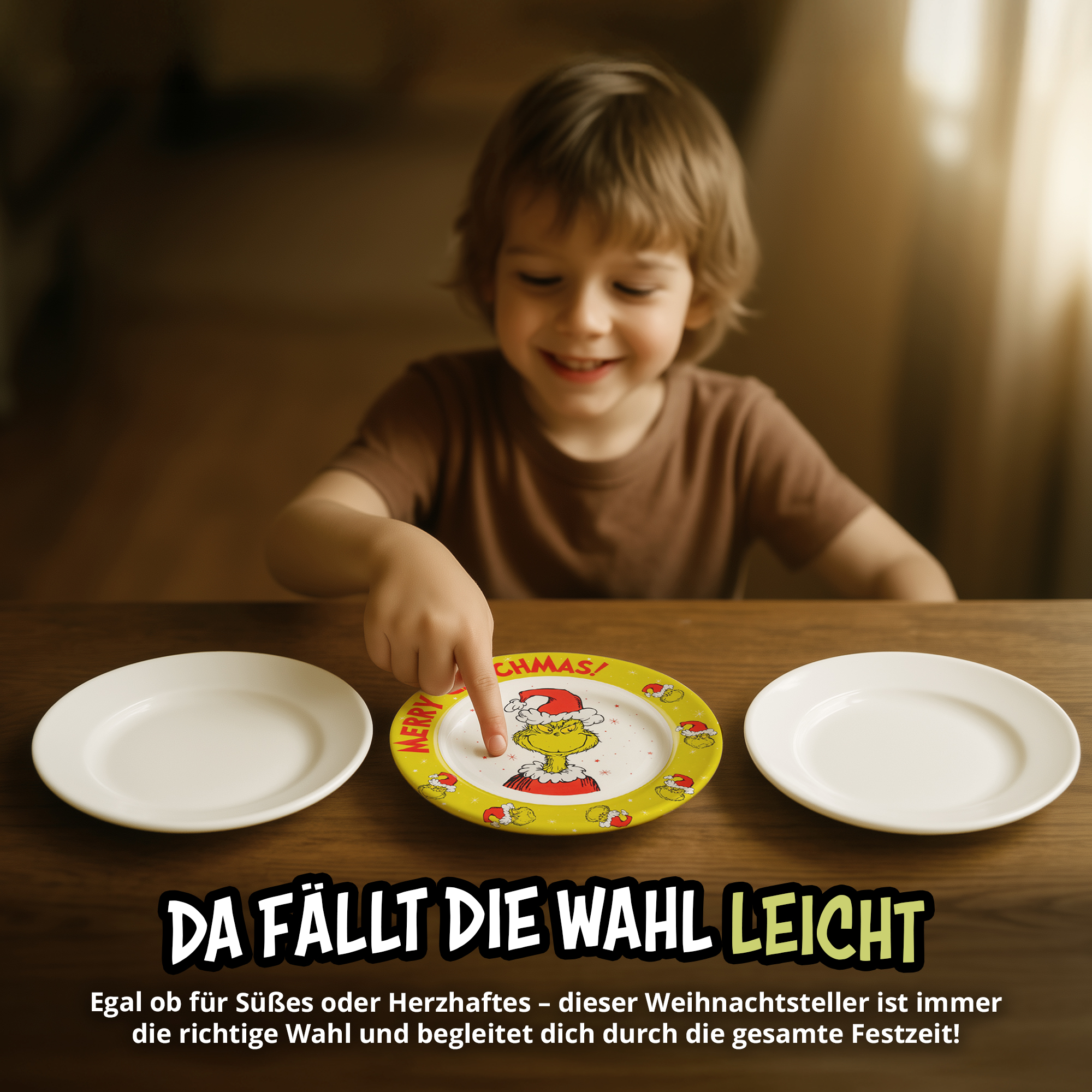 Ein Kind zeigt auf einen bunten Weihnachtsteller mit dem Grinch, flankiert von zwei weißen Tellern.