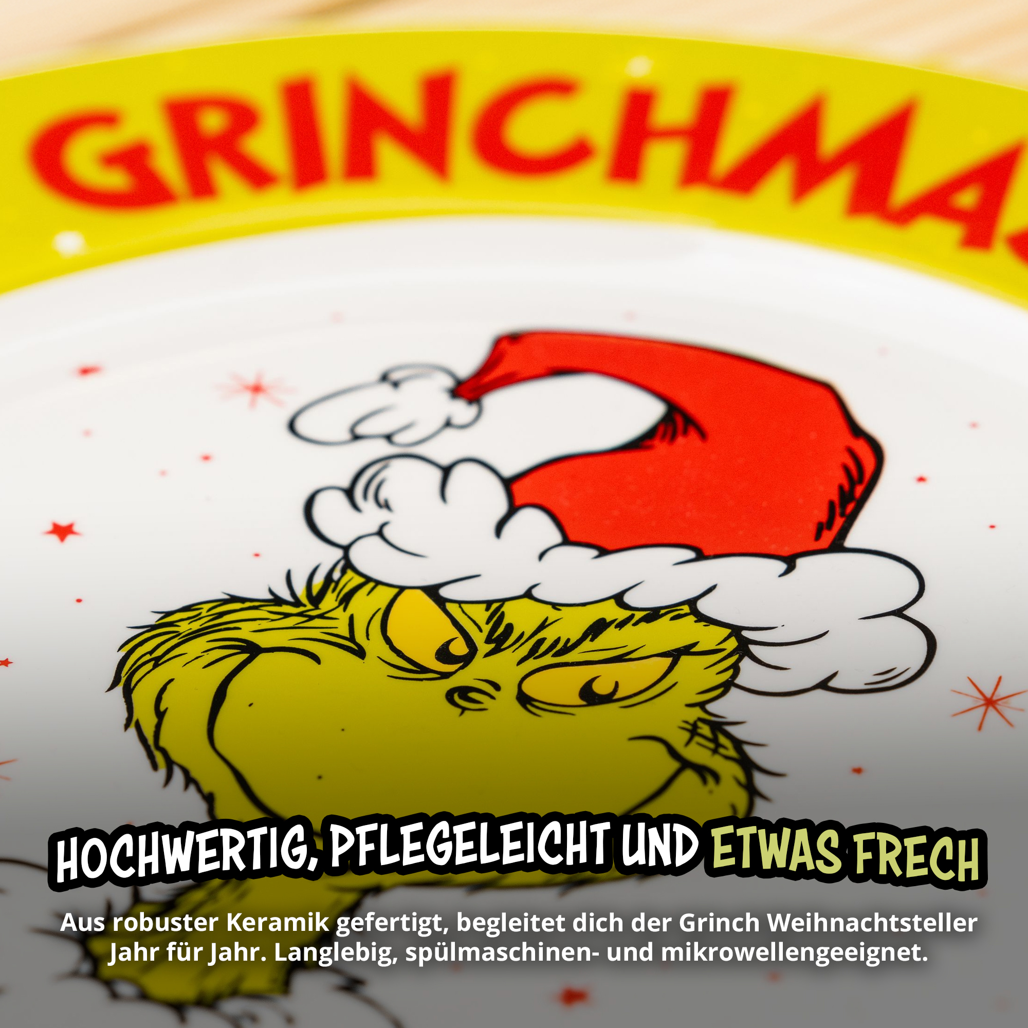 Ein weißer Teller mit dem Grinch in Weihnachtsmütze und Text am Rand.