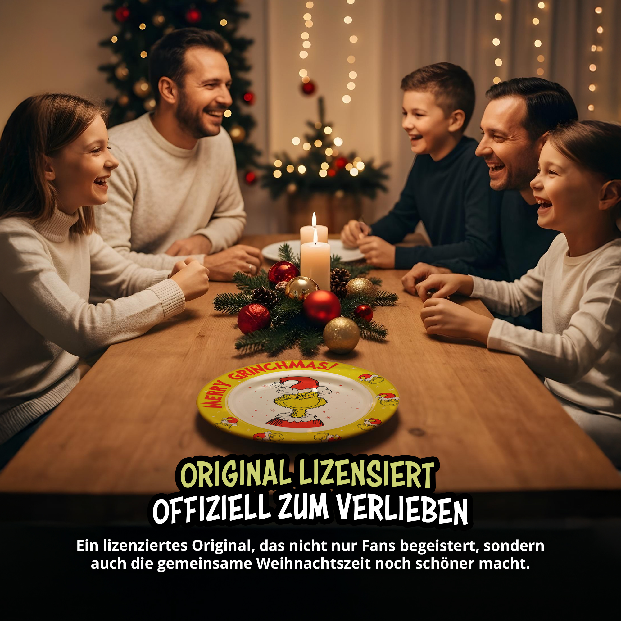 Eine lächelnde Familie sitzt am Holztisch mit Grinch-Teller und Kerzen und feiert Weihnachten.