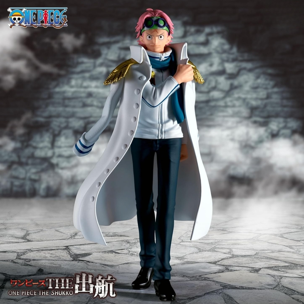 Figur von Koby aus One Piece in Marine-Mantel und blauer Brille auf Kopf vor Steinboden.