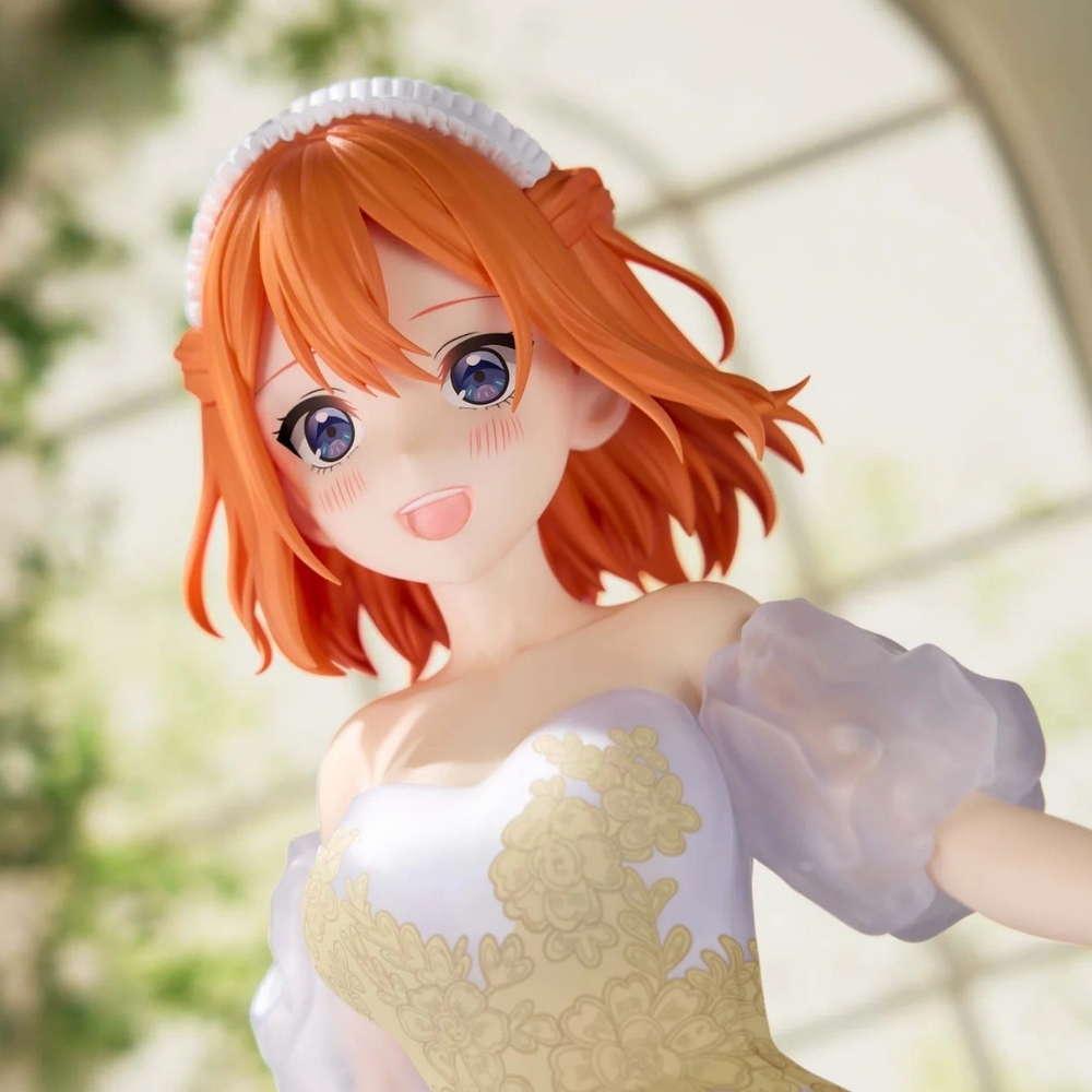 Una figura de anime con cabello naranja, ojos azules y un vestido blanco contra un fondo borroso.