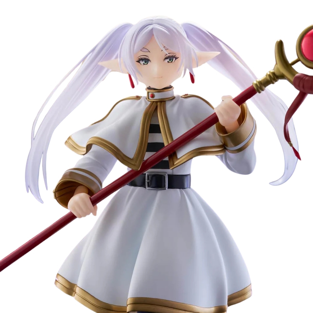 Figura de anime con cabello blanco, vestido blanco y dorado, sosteniendo un bastón rojo.