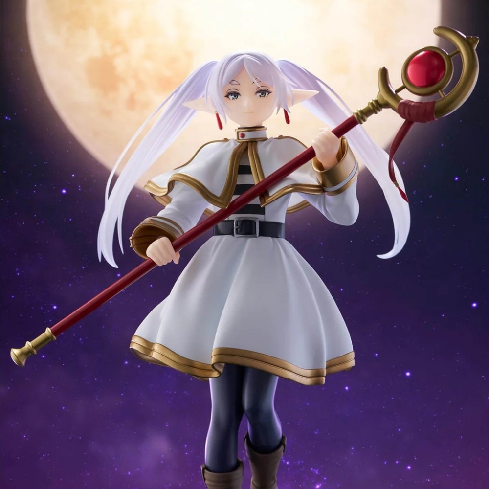 Una figura de elfo estilo anime con coletas blancas, sosteniendo un bastón, ante una gran luna y cielo estrellado.
