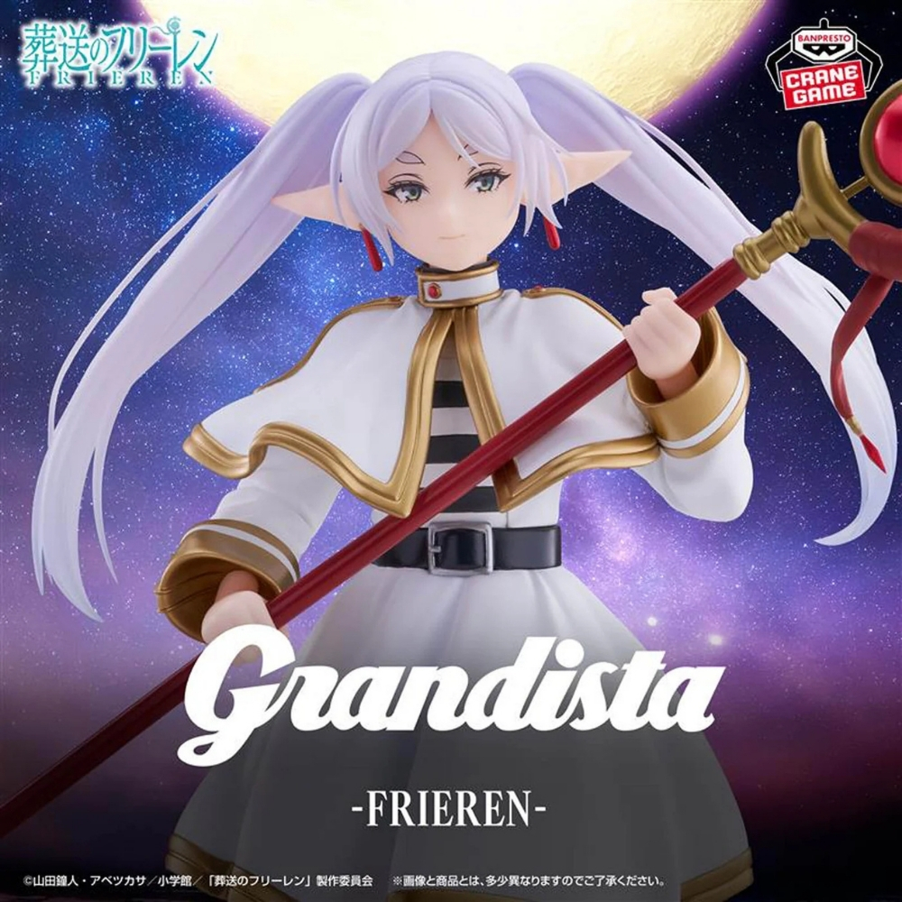 Figura de anime Frieren con ropa blanca y dorada sosteniendo un bastón largo contra un cielo estrellado.
