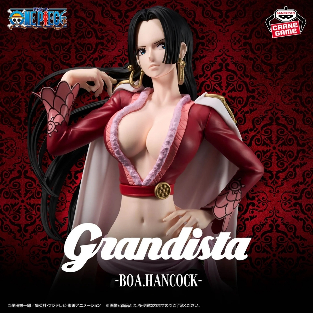Una figura de Boa Hancock de One Piece con vestido rojo y largo cabello negro sobre fondo rojo estampado.