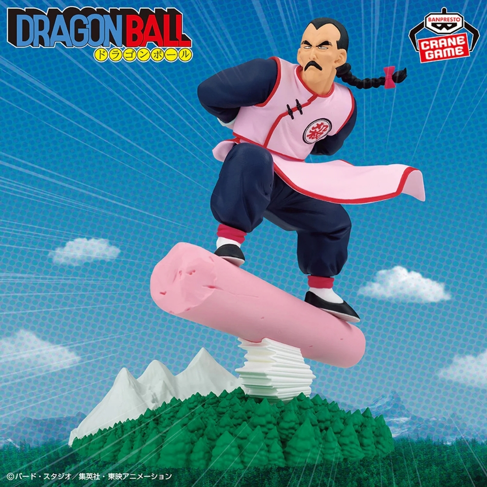 Una figura de Tao Pai Pai de Dragon Ball monta en un tronco rosa sobre montañas.
