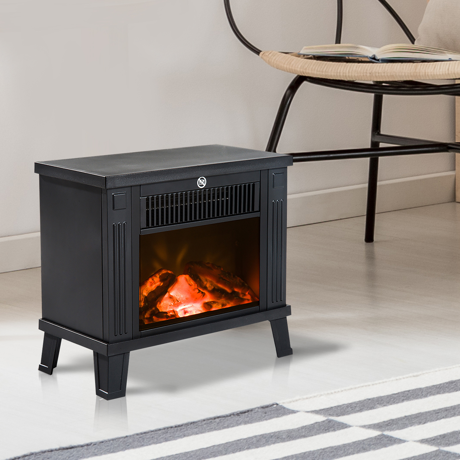Una chimenea eléctrica negra con llamas artificiales está en un suelo claro cerca de una silla.